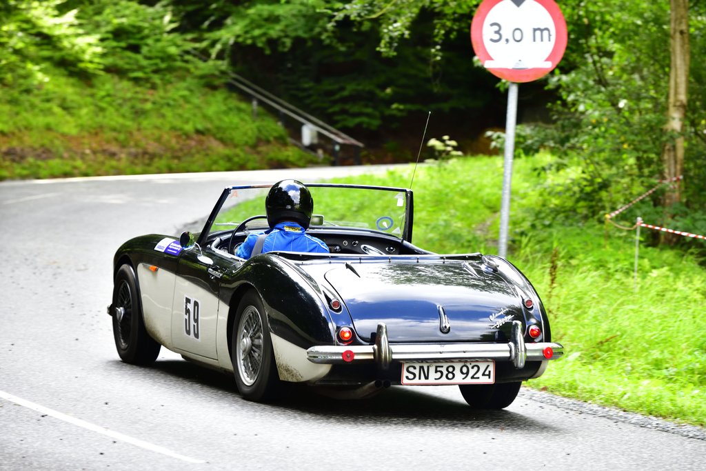 Banen i Munkebjerg Hillclimb er betagende smuk. Her drejer Hans Geschwendtner sin Austin-Healey 3000 Mk 1 årgang 1959 fra stranden op ad bjerget.
(Foto: Michael Eisenberg)
